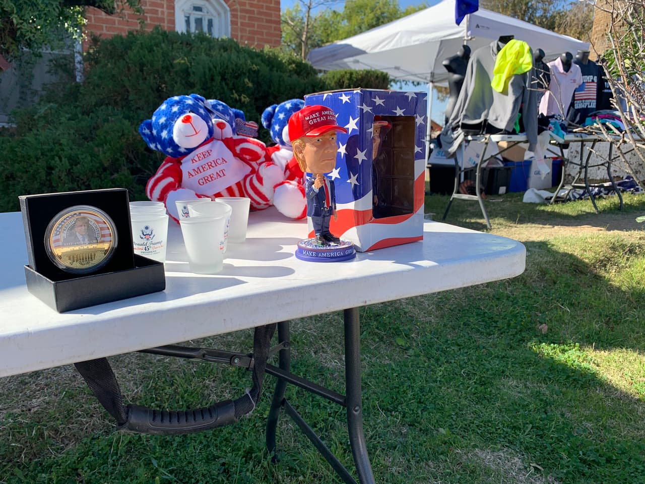 Varios vendedores aprovecharon para vender artículos de Donald Trump.
<br>