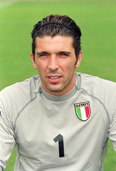 En esta imagen Buffon aún era el guardameta suplente de Italia, pues Francesco Toldo fue el titular en la Euro de Holanda y Bélgica.