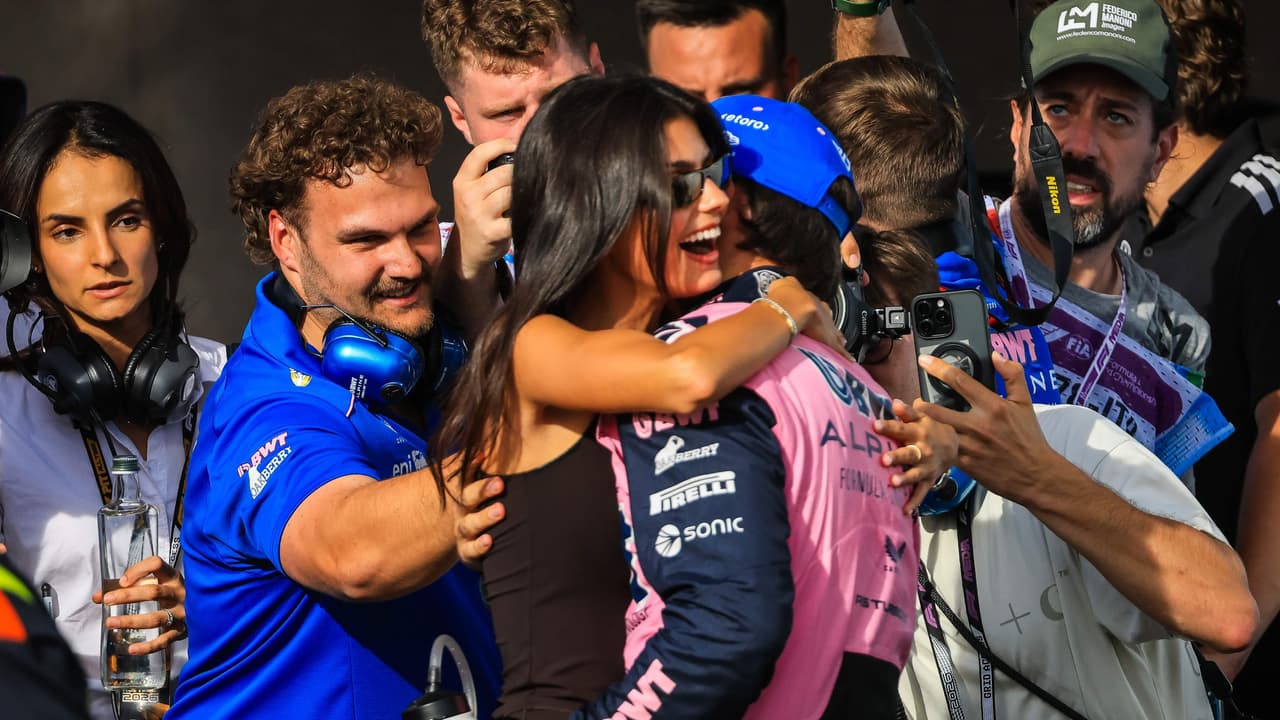 Pierre Gasly hace historia en la Fórmula 1 y Checo Pérez avanza lugares fuera de pista