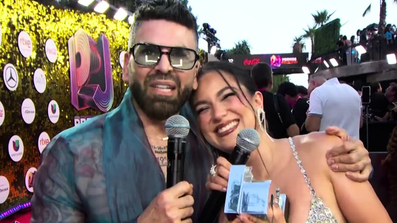 Valeria Villalobos y su incontenible emoción al ganar en Premios Juventud de la mano de Jomari Goyso
