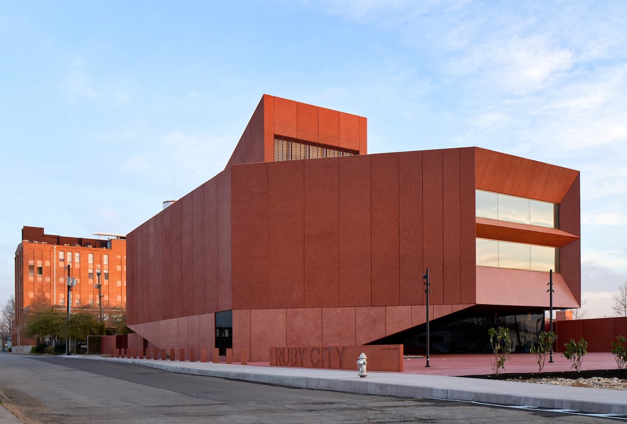 El edificio hará su debut público con un corte de cinta de celebración el domingo 13 de octubre con el alcalde de San Antonio, Ron Nirenberg, el arquitecto David Adjaye y el administrador y curador de la exposición inaugural, Kathryn Kanjo junto al artista, Isaac Julien y director de Las colecciones en Ruby City, Kelly O'Connor.
<br>