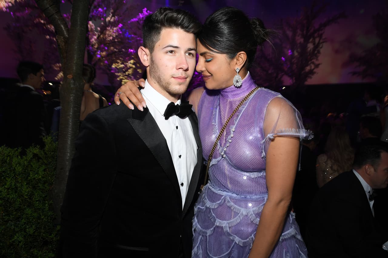 Desde que iniciaron su romance, han acaparado la atención de muchos y ahora parece indicar que después de un año de matrimonio llegó a sus vidas alguien que los ha puesto en jaque.