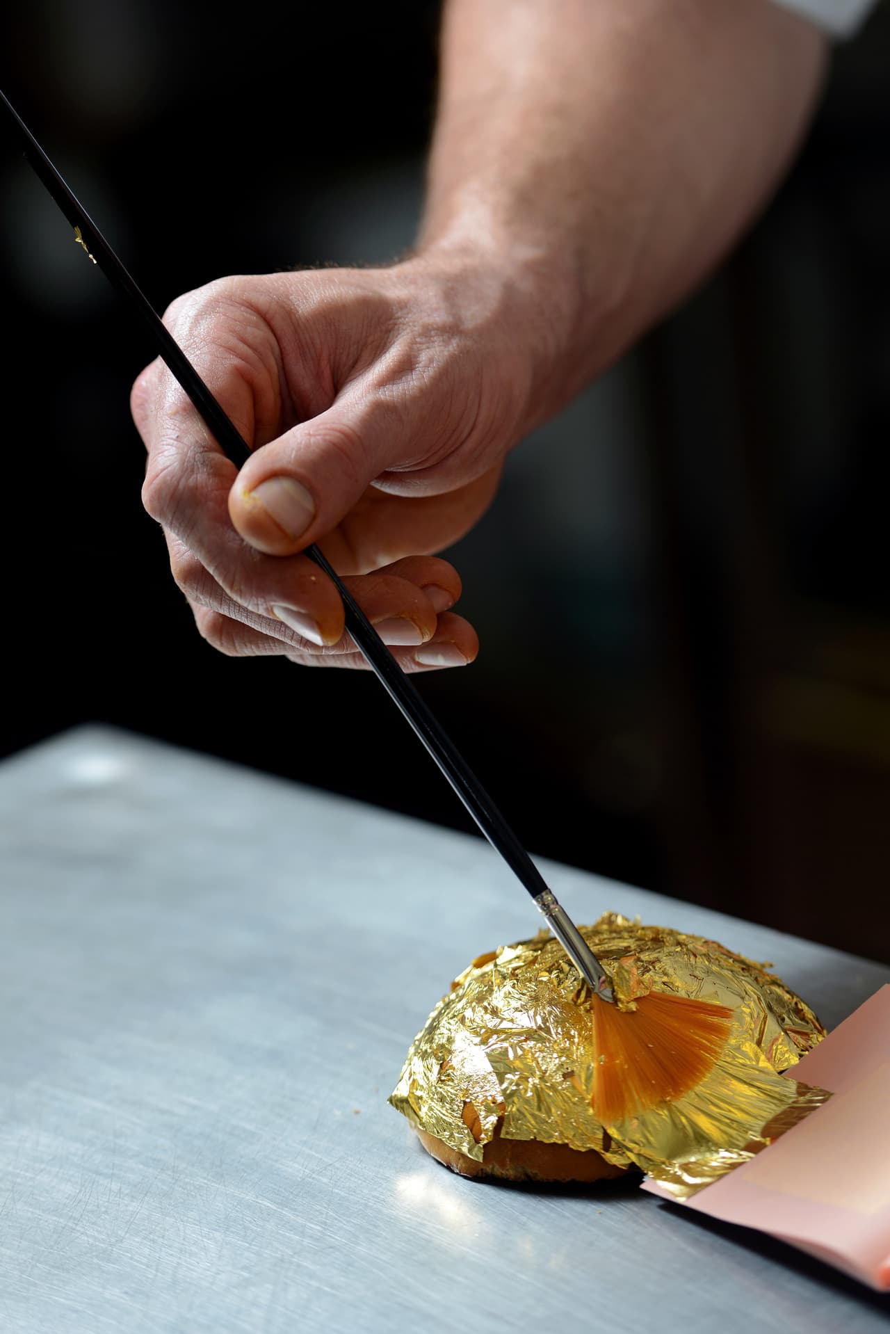 Por si fuera poco el pan se sazona con mayonesa japonesa y los toques finales son un mango, champán y trufa blanca rallada.