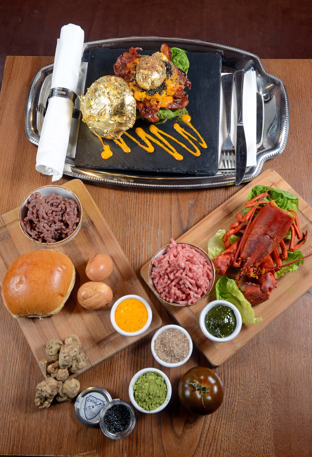 Pues eso es lo que cuesta este platillo, ya que esta hecha con langosta canadiense, 220 gramos de carne de Kobe Wagyu picada con 60 gramos de carne de venado traída de Nueva Zelanda, la cual equilibra el contenido de grasa, y trufa negra, una especie de hongo súper 'gourmet', difícil de conseguir.