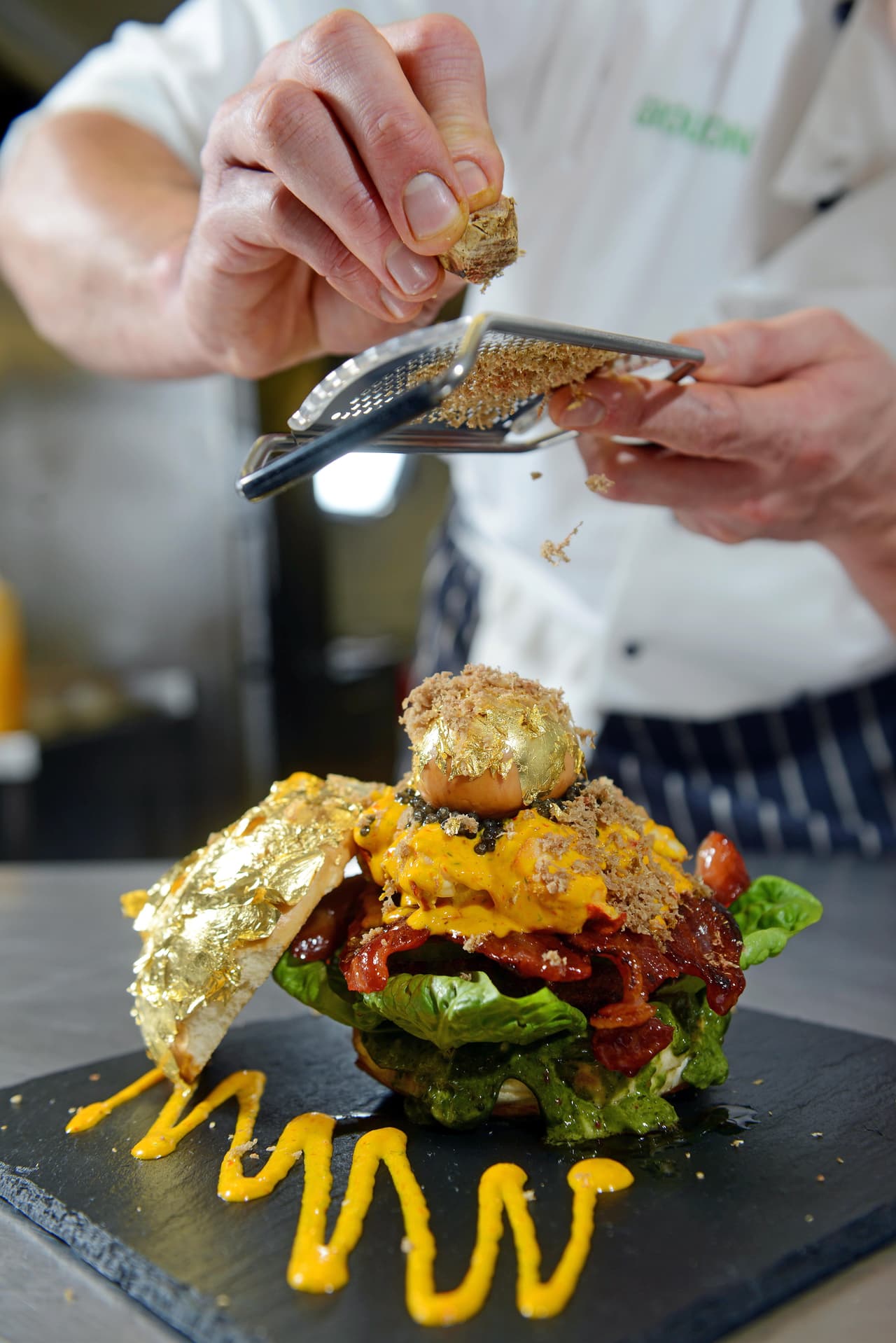 El restaurante Honky Tonk en Chelsea, Inglaterra ofrece esta costosa delicia y fue creado para celebrar los cinco millones de vales 'Groupon' vendidos de comida y bebida.