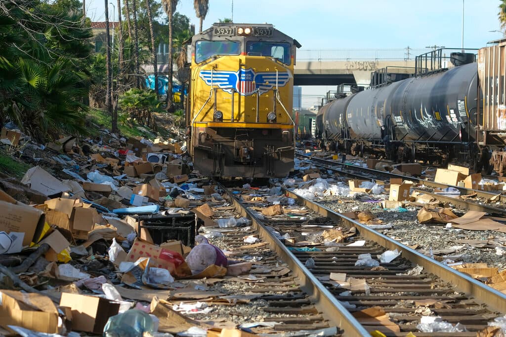 Por meses, los paquetes que viajan en el gran tren de Union Pacific y que deberían ser entregados a en todo EEUU, son saqueados de los contenedores que viajan en el gran carguero. Las vías del tren en el centro de Los Ángeles parecen basureros, con las cajas y destrozos que dejan los ladrones de paquetes.