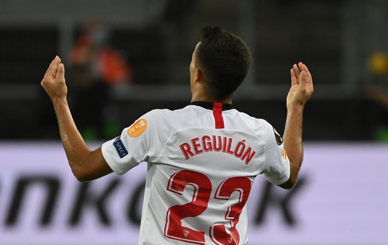 La banca de ambas escuadras se encuentran calentando para hacer cambios.