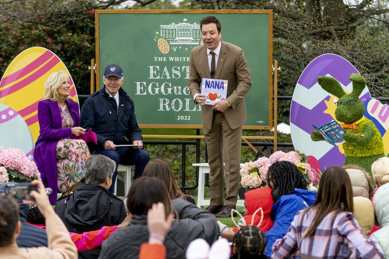 El presentador de televisión Jimmy Fallon participó en una clase del "Eastern Eggucation Roll" con el presidente y la primera dama.
