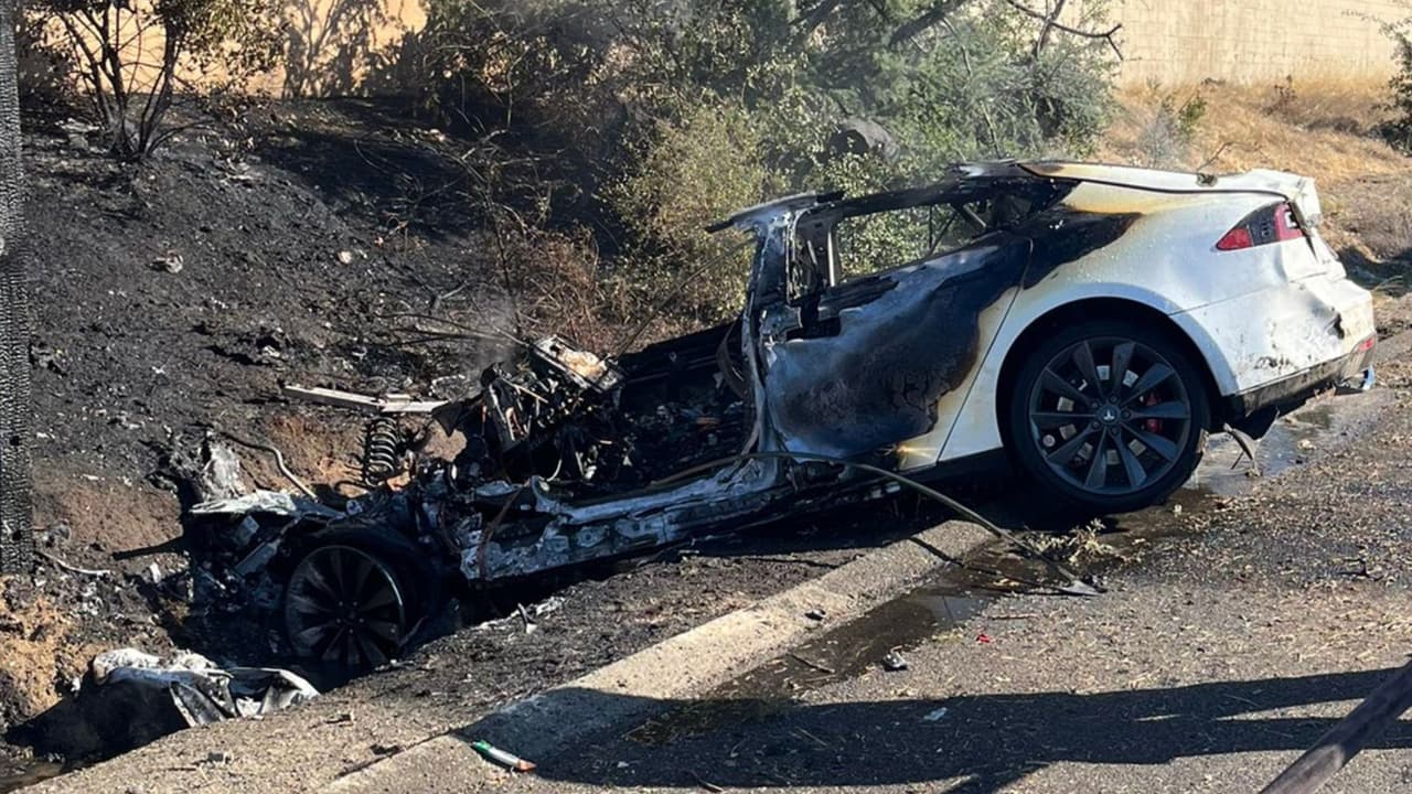 El Tesla de colo blanco quedó a un costado de la autopista totalmente destruido.