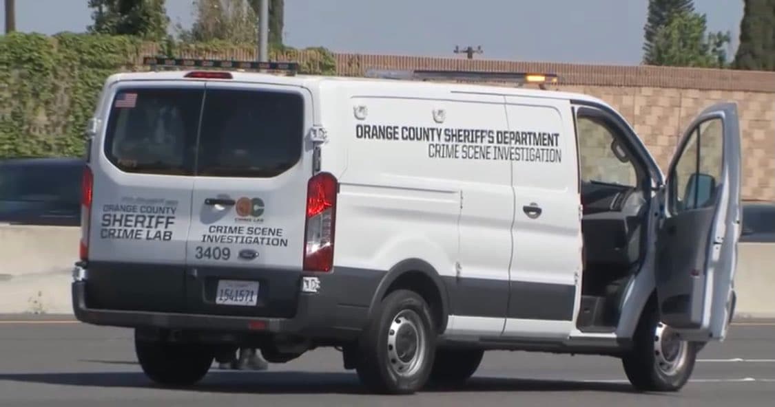 La Patrulla de Caminos de California (CHP) busca al homicida y su cómplice. “Si la gente sabe algo o estaba manejando en la autopista 55 entre las 745 y las 815 y su vehículo tiene cámaras, por favor llame a nuestra oficina”, dijo el oficial Florentino Olivera.