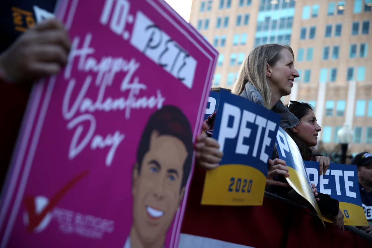 El candidato visitó Sacramento durante el Día de los Enamorados.