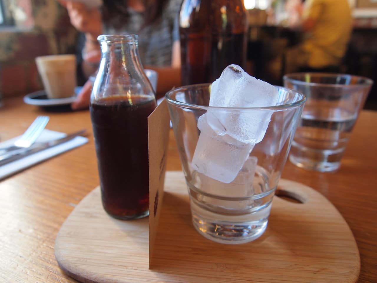 <b>Cold Brew Coffee</b>
<br>Este café es un pariente, moderno y hipster, del café frío. La diferencia es que en su preparación el café nunca toca el agua caliente y se obtiene, con mucha paciencia, a través de una infusión en frío. La ventaja es que este café tiene un sabor menos ácido y no se diluye en los hielos. Según la NCA al menos 15% de los consumidores probaron este café en el 2015.