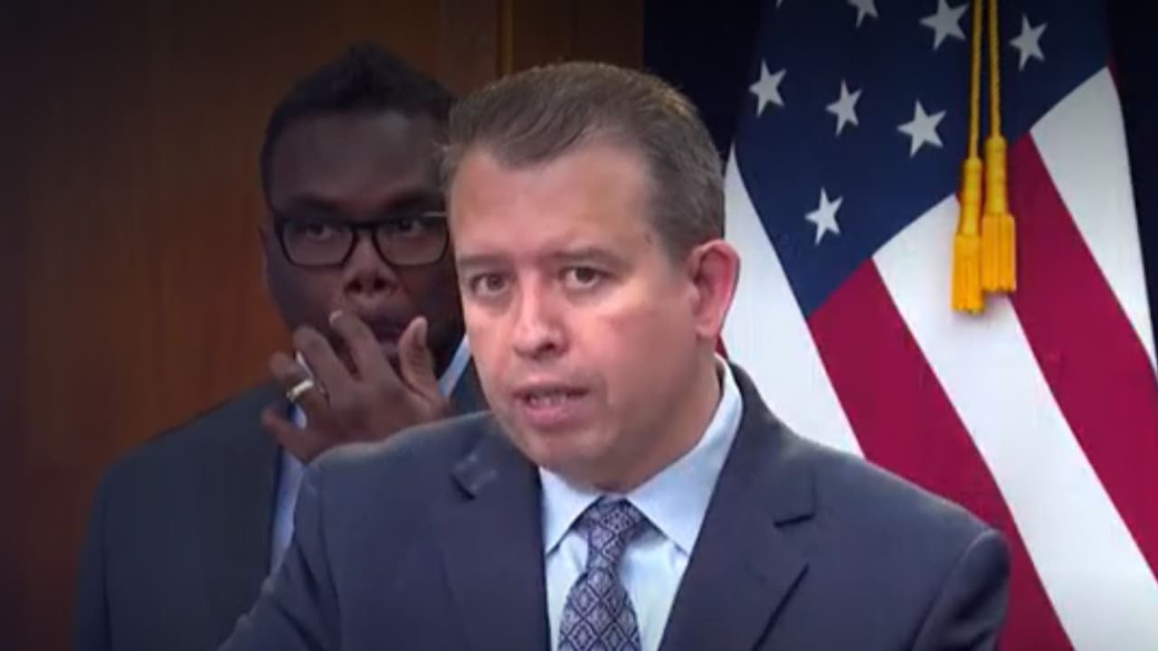 Pedro Martínez deja el cargo de director de las escuelas de Chicago; fue el primer latino en el puesto 