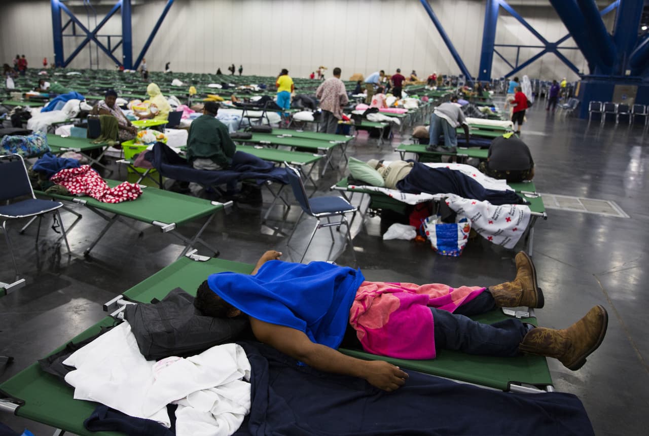 Cientos de residentes se resguardan en el centro de convenciones de George Brown, en Houston, acondicionado como refugio por la Cruz Roja de EEUU.