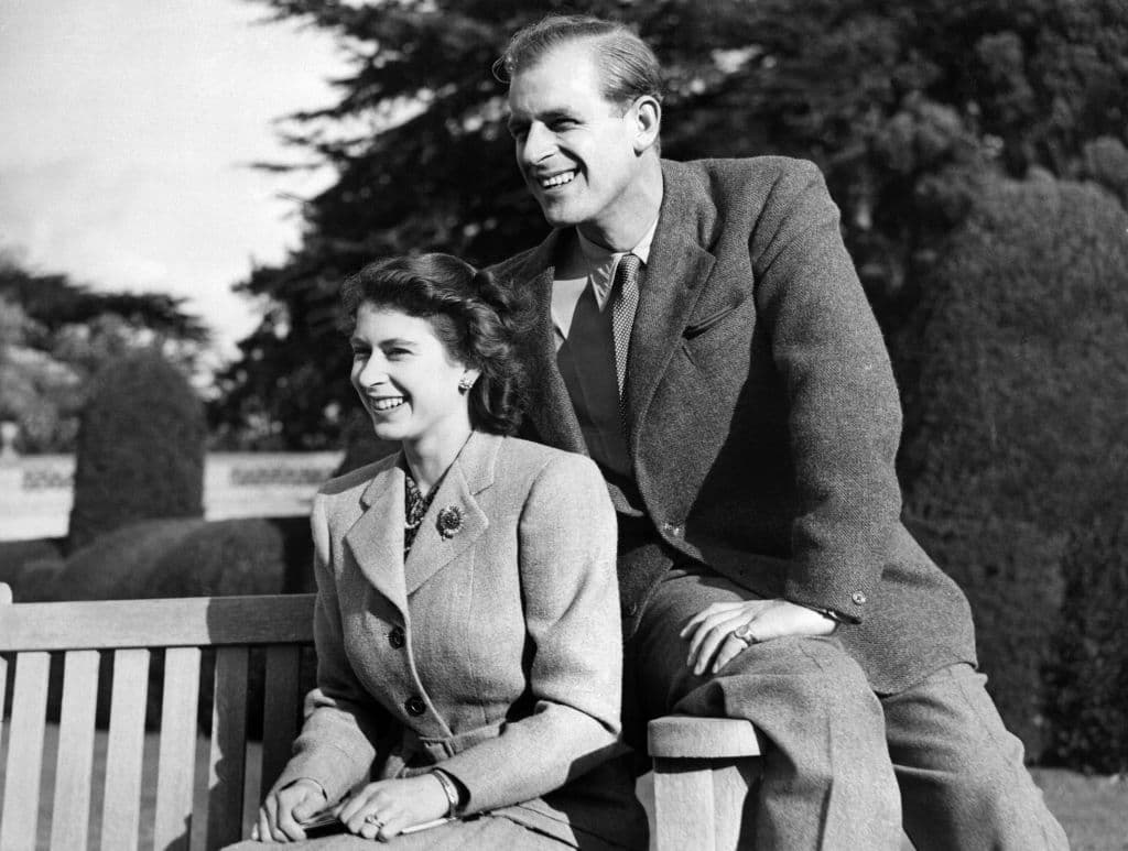 <b>Luna de miel. </b>El príncipe Felipe y la Reina II posan durante su viaje de novios en el condado de Hampshire.