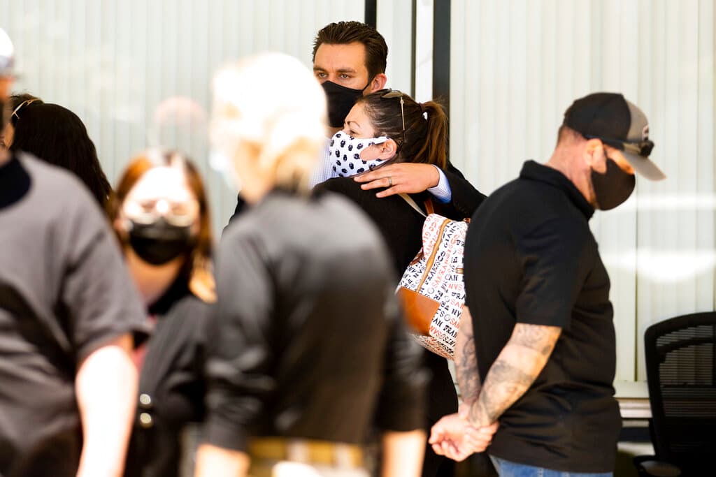 Tras perpetrar el ataque, el agresor, identificado como Sam Cassidy, de 57 años, se quitó la vida.