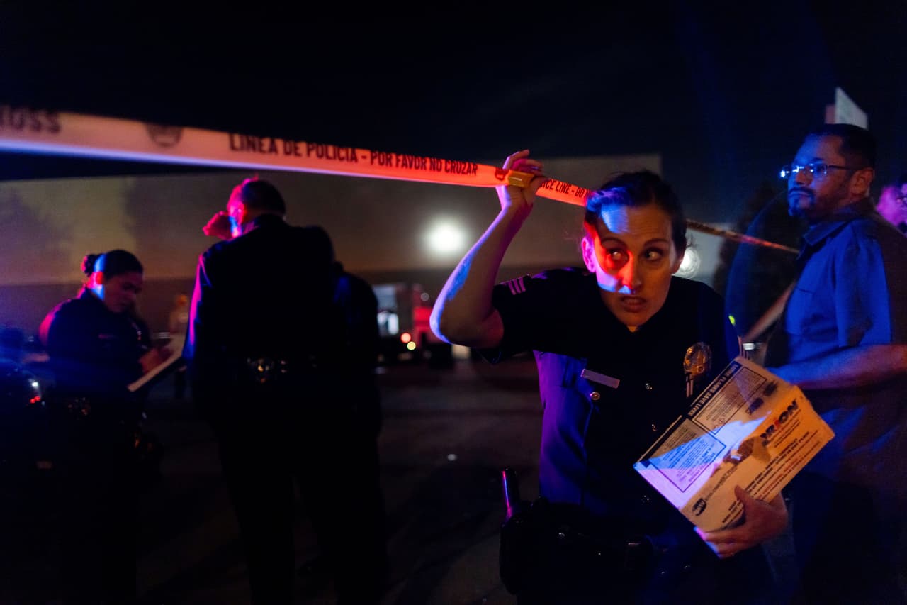 Investigadores trabajan en el lugar tras el accidente de un helicóptero cerca de un choque de autobús en Chatsworth, un barrio de Los Ángeles, el martes 15 de septiembre de 2026.