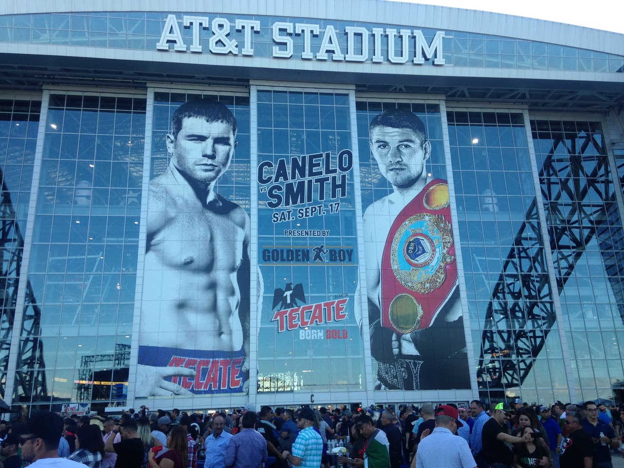 El poster de la pelea en el corazón del AT&T Center de Dallas. Hoy la ciudad se volcó por completo a al pleito y a Saúl Álvarez.