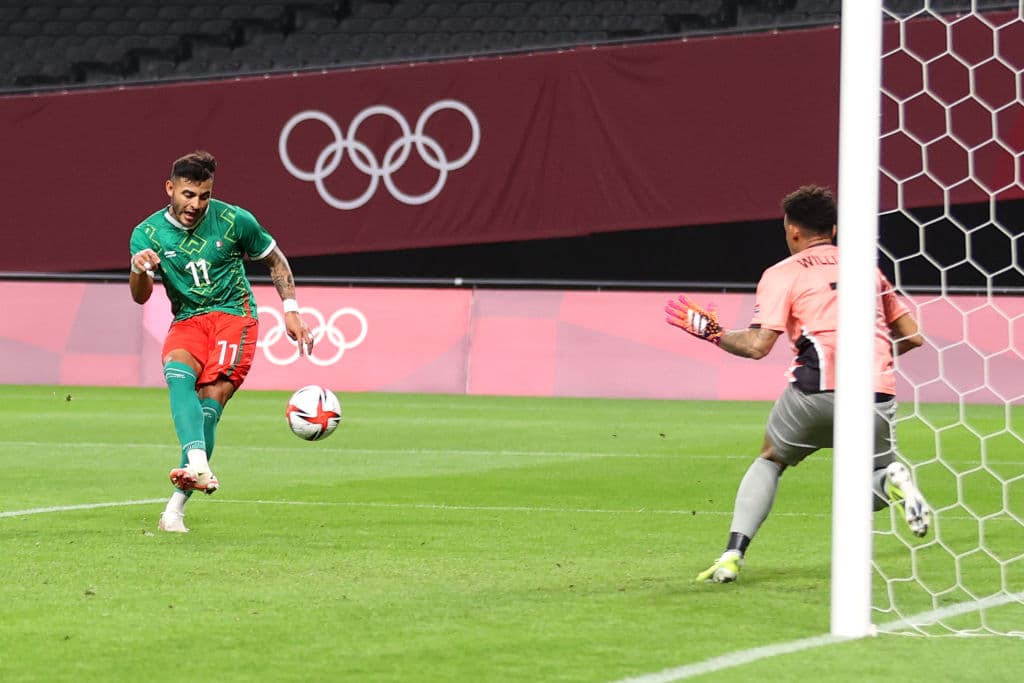 México lo logra y derrota a Sudáfrica 3-0 en el último partido de grupo y logra su calificación a Cuartos de Final en los Juegos Olímpicos de Tokyo 2020. Romo, Alexis Vega y Henry Martin fueron los encargados de darle la victoria al Tri con sus anotaciones. La escuadra tricolor enfrentará a República de Corea en la siguiente fase.