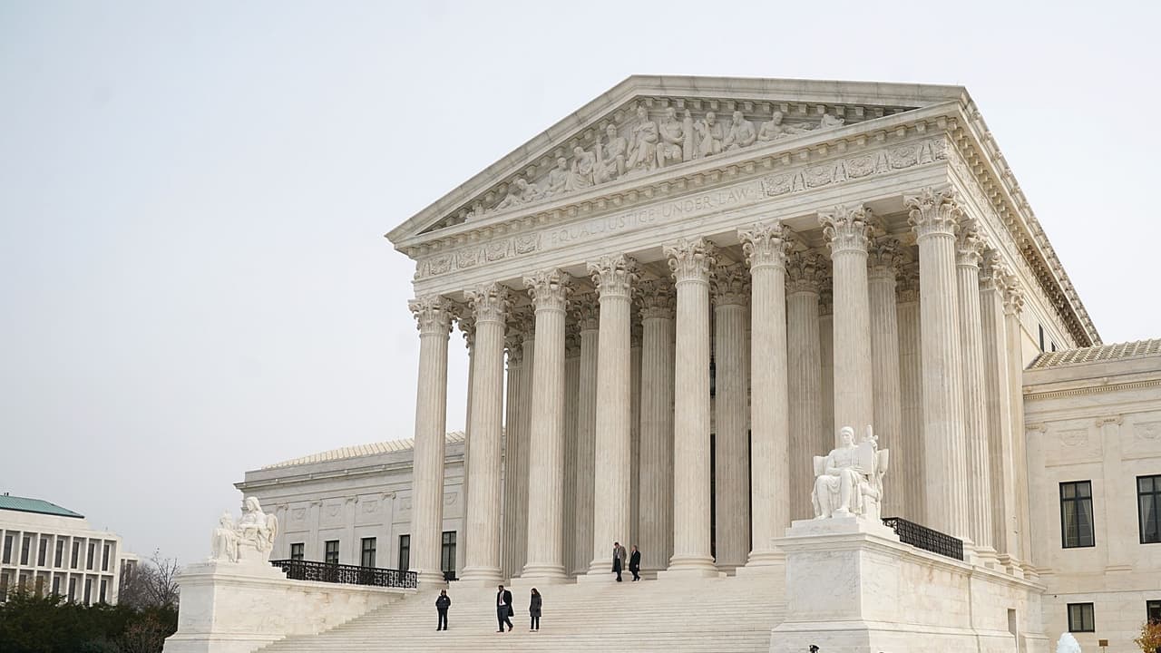 Piden suspender a juez que le preguntó a una mujer si había juntado las piernas para evitar una agresión sexual