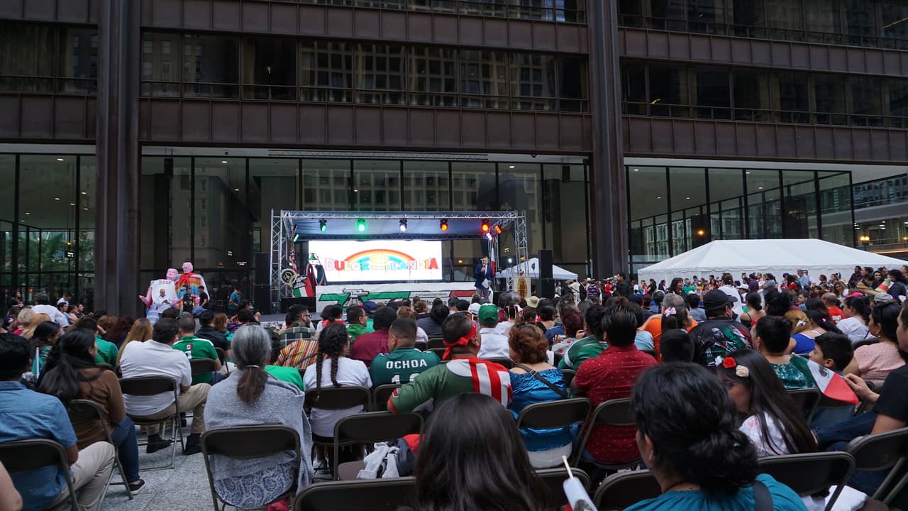 La Plaza Daley se llenó de gente. Cientos de personas llegaron para guardar un lugar como audiencia.