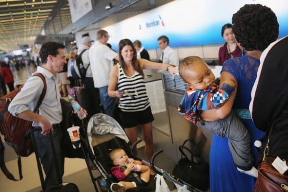 Un hombre que intentó incendiarse en el sótano del centro de control de tráfico aéreo en Aurora provocó la suspensión de operaciones en O'Hare y Midway. 