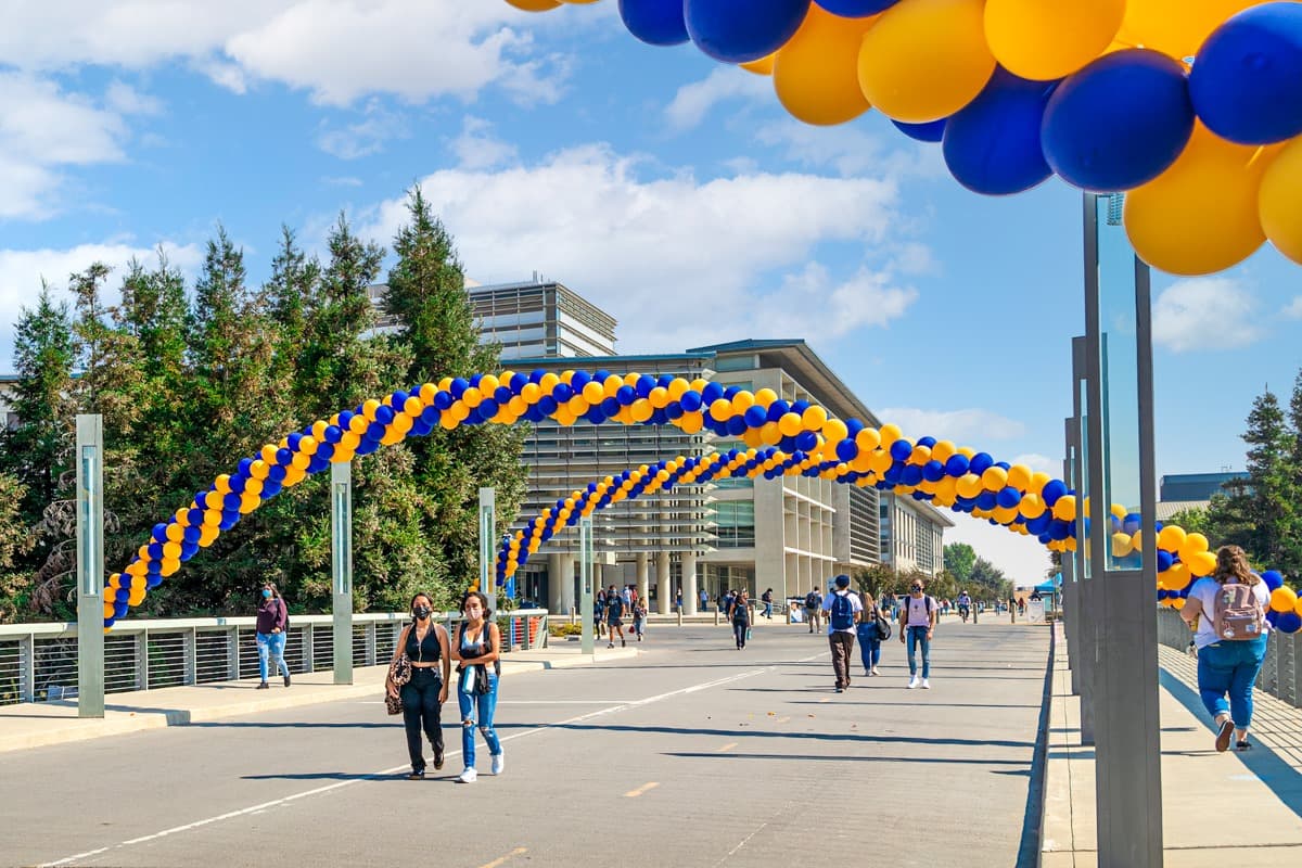 <b>Universidad de California -Merced </b>ubicada en el condado de Merced
<br>
<b>Ranking Nacional: <a href="https://www.usnews.com/best-colleges/ca?schoolType=national-universities" target="_blank">N93 en el ranking Nacional</a></b>
<br>
<b>Matrícula 2022 y costos asociados: </b>$43,000 -$13,500,
<b> </b>dependiendo si eres residente del estado
<br>
<b>Salario promedio al egresar: </b>$55,100