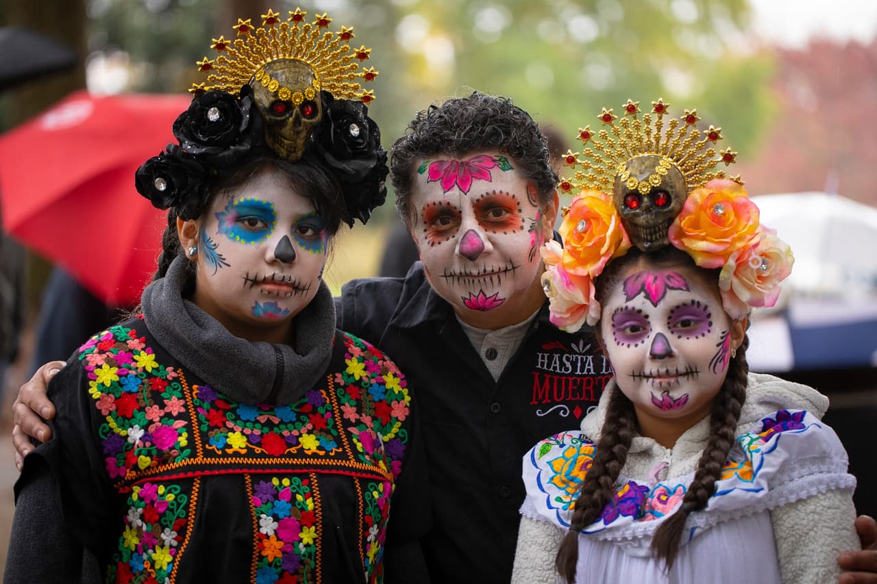 <b><a href="https://www.roswellgov.com/government/departments/recreation-parks-historic-cultural-affairs/news-events/dia-de-los-muertos">Third Annual Día de Muertos Festival en Roswell (29 de octubre)</a></b>. Por tercer año, el Festival del Día de los Muertos regresará a los terrenos del Ayuntamiento de Roswell para una tarde y una noche animadas llenas de diversión, espíritu comunitario, recuerdos, comida, bebidas, entretenimiento en vivo y mucho más.