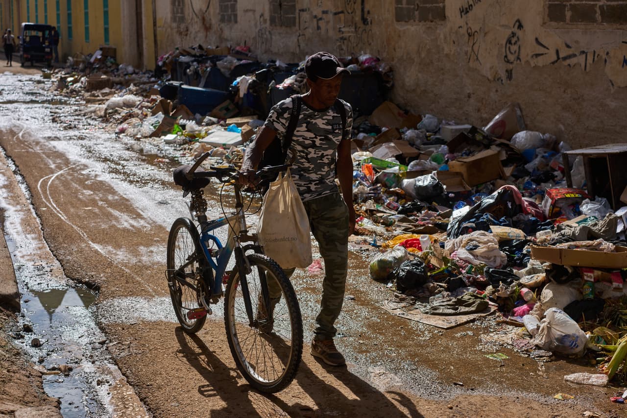 Un hombre empuja su bicicleta por una calle llena de basura en La Habana, Cuba, el martes 9 de junio de 2026. (Foto AP/Ramon Espinosa)