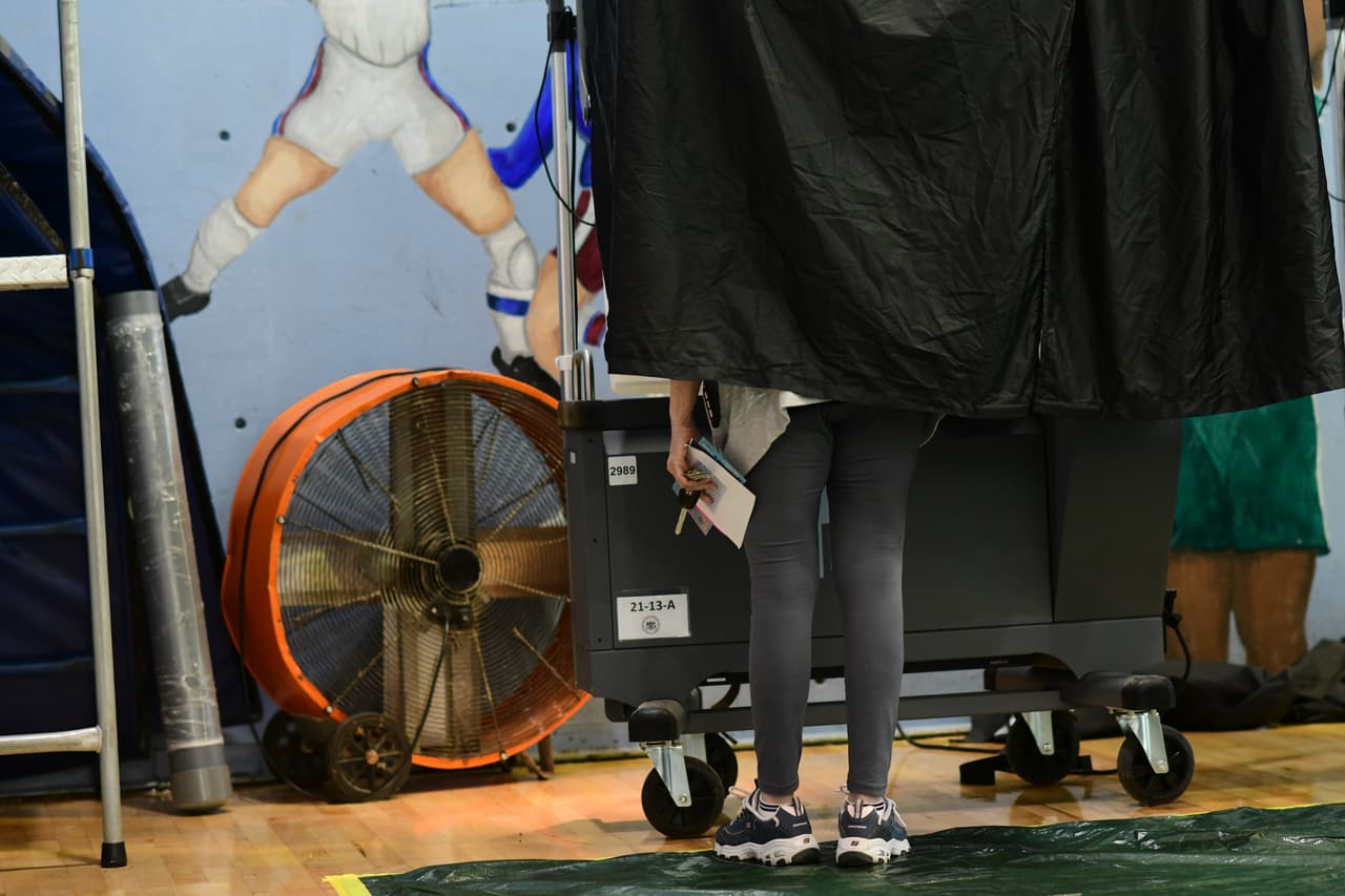 Una mujer emite su voto en el lugar de votación del Hillside Recreation Center durante las elecciones primarias de en Filadelfia, Pensilvania.
