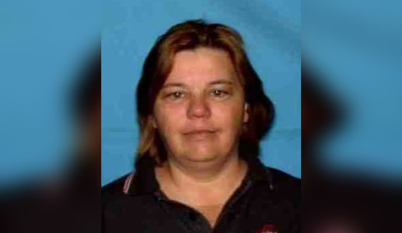 El 3 de septiembre del 2006 un cliente entró en un Pizza Hut en Terrell y se encontró con los cuerpos de
<b>Patricia Ann Oferosky</b>, de 40 años, y Stephen Dale Mitchelltree, de 47. Oferosky era la gerente del local. Ambos habían sido baleados. La policía arrestó a cuatro personas, entre ellos un cocinero del restaurtante, pero el caso no avanzó.