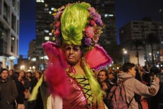 <b>SB 1438:</b> revoca la licencia a los establecimientos públicos que admitan a niños a "presentaciones en vivo de adultos", incluidos los espectáculos de drag.