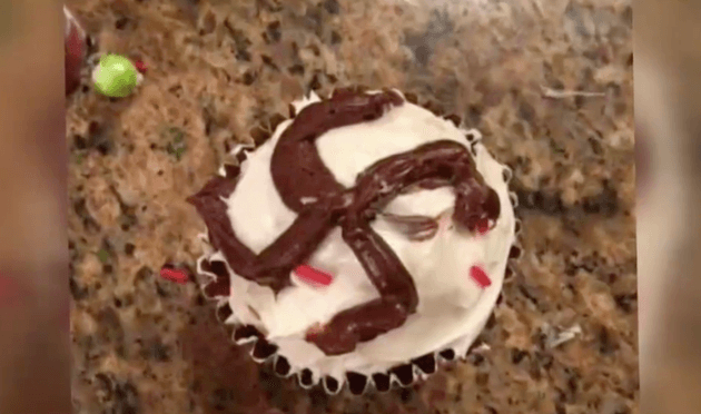 Una madre de Paradise City, Arizona, denunció en un post de Facebook que unas amigas de su hija judía le regalaran cupcakes con esvásticas por su fiesta de cumpleaños. Las adolescentes, que son amigas de la hija y dijeron haberlo hecho como broma, habían estudiado recientemente el Holocauto en la escuela y eran conscientes del significado del símbolo. Reportado por 
<a href="http://www.huffingtonpost.com/entry/swastika-cupcakes-birthday-gift_us_583df40ee4b04fcaa4d562a6">The Huffington Post.</a>