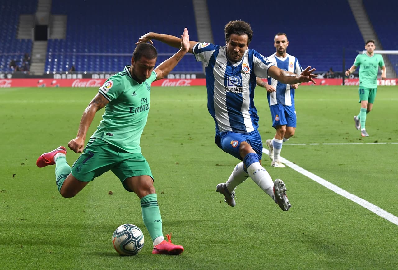 Real Madrid llegó a 71 puntos y se separa dos unidades del Barcelona que tendrá una penúltima fecha muy complicada ante el 'Atleti', mientras los Merengues recibirán a Getafe.