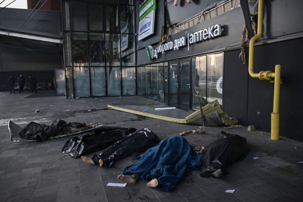 A las puertas del complejo comercial, bajo carteles de tiendas aún en pie, fueron dispuestos 
<b>los cadáveres de militares ucranianos cubiertos con mantas y bolsas de plástico</b>. Al menos 8 personas han muerto, según informó la fiscalía general ucraniana a través de Telegram.