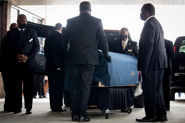 Este es el segundo funeral que se realiza en honor de George Floyd. El próximo lunes habrá uno en
<a href="https://www.univision.com/local/houston-kxln/george-floyd-el-hombre-que-crecio-en-houston-y-murio-en-un-incidente-con-la-policia-de-minneapolis">Houston, ciudad donde vivió</a>.