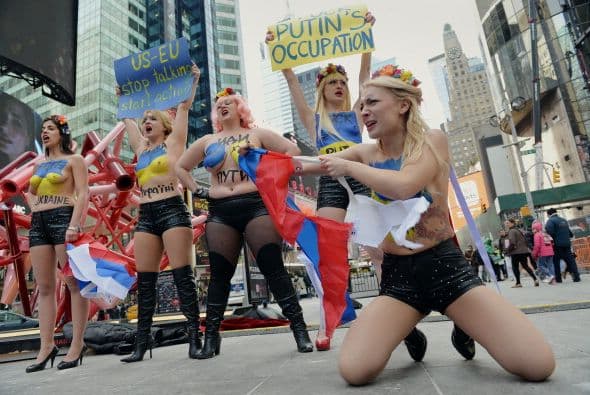 Varias mujeres activistas del grupo FEMEN de Ucrania llegaron a Times Square con mensajes de odio escritos en su cuerpo semi desnudo para protestar contra la intervención de Russia en ese país. 