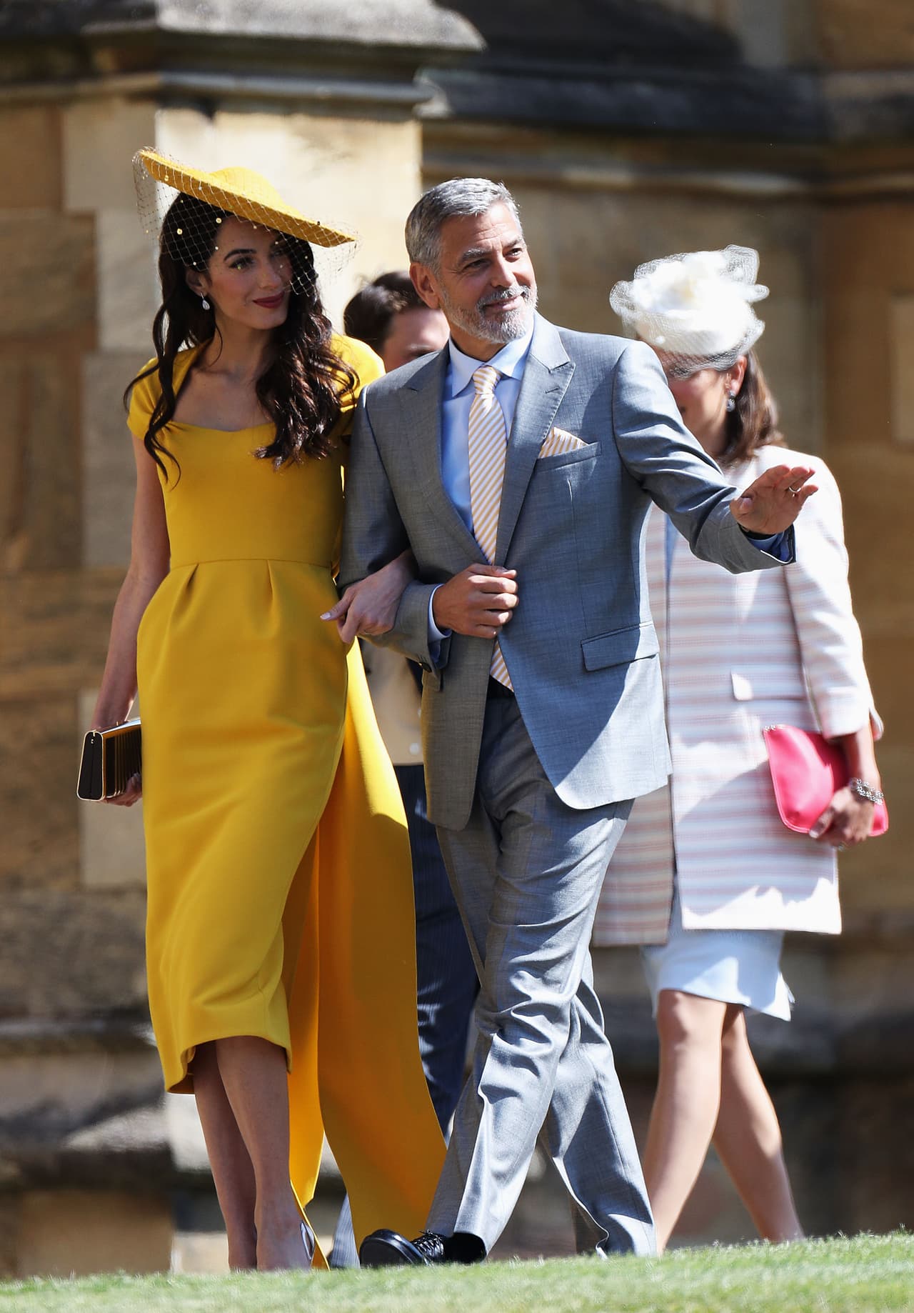 El actor George Clooney acudió a la Capilla de San Jorge, ubicada en el Castillo de Windsor, acompañado por su esposa Amal Clooney.