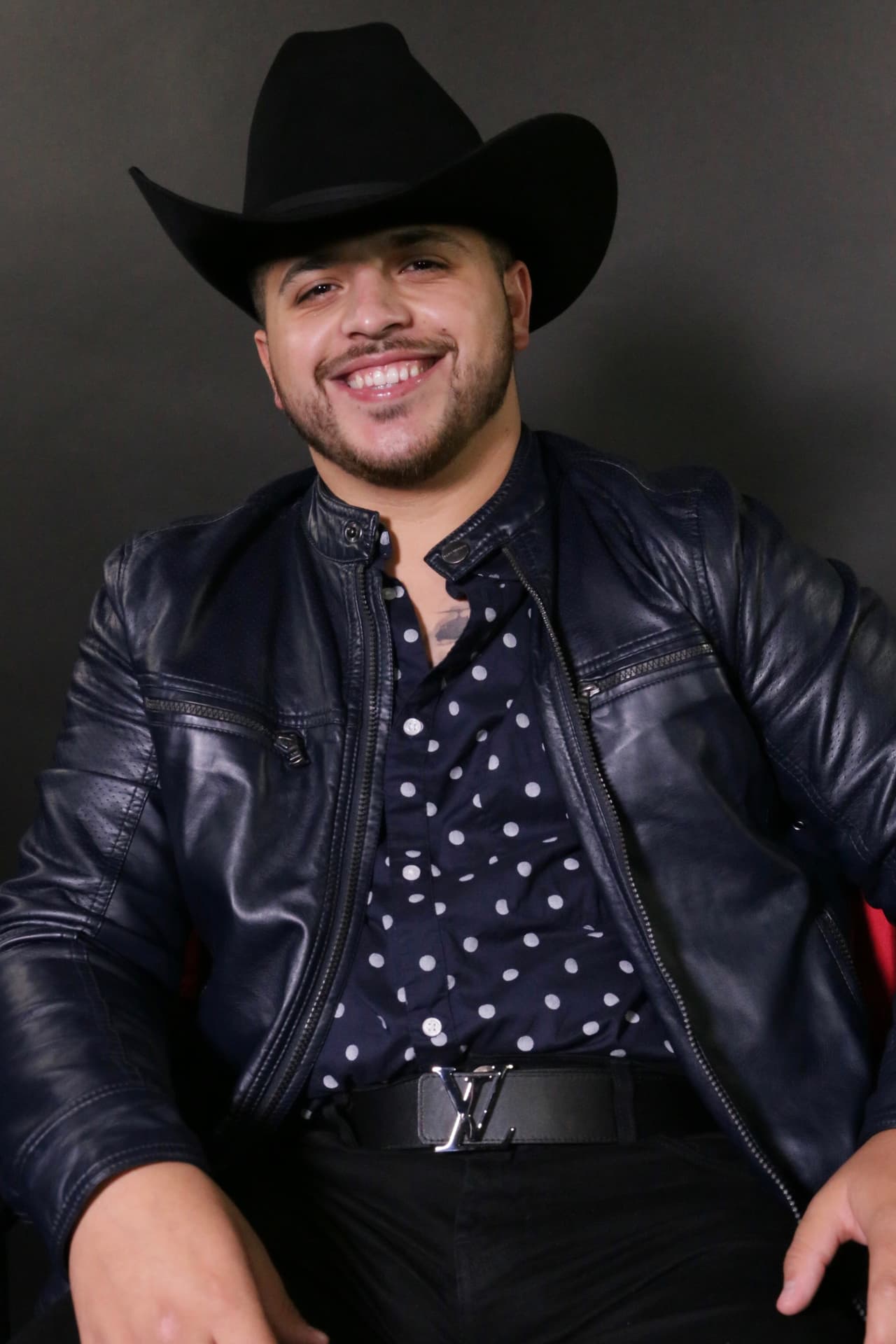 Además, otra de sus prendas favoritas es el cinturón.