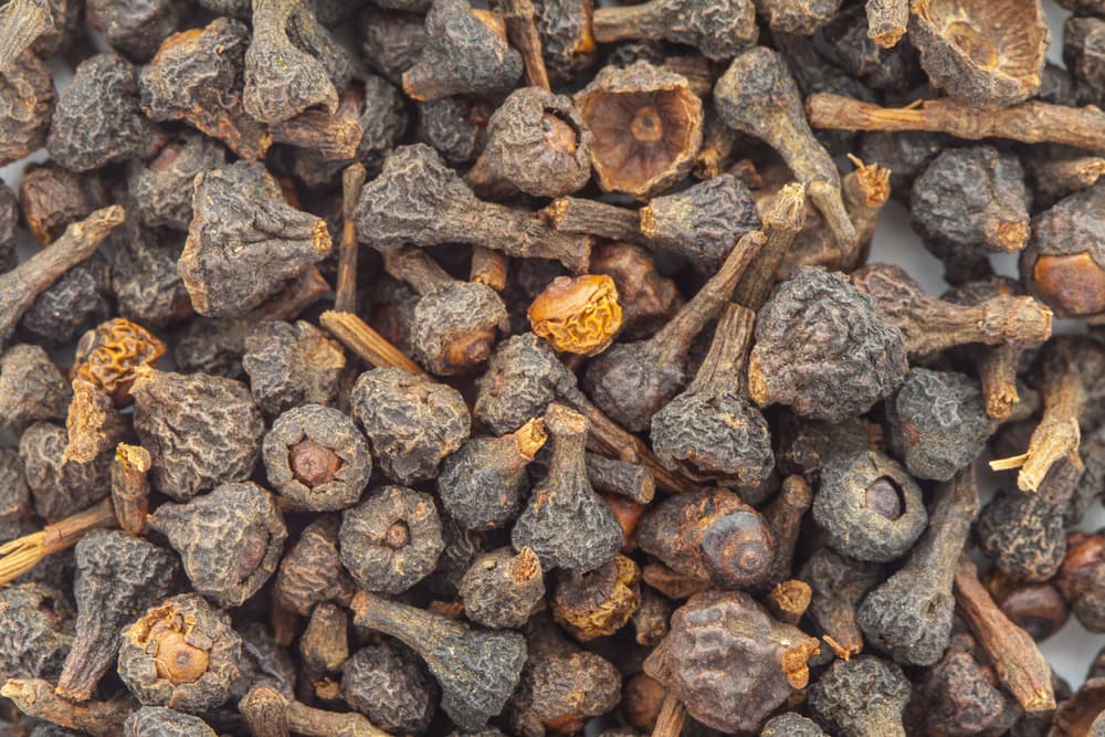 El clavo de olor es una de las especias que se usan como hierbas medicinales y los remedios son muchos, pues tiene múltiples propiedades antiinflamatorias, antisépticas, analgésicas, digestivas y desinfectantes.
