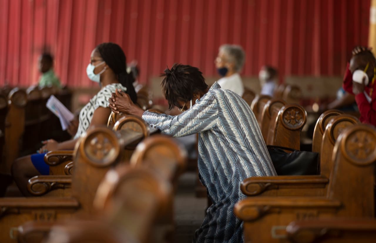 Una mujer reza durante la misa dominical en la iglesia de Sacre-Coeur, en Puerto Príncipe, el domingo 11 de julio, cuatro días después de que el presidente
<a href="https://www.univision.com/temas/asesinato-de-jovenel-moise">Jovenel Moise</a> fuera asesinado en su casa.