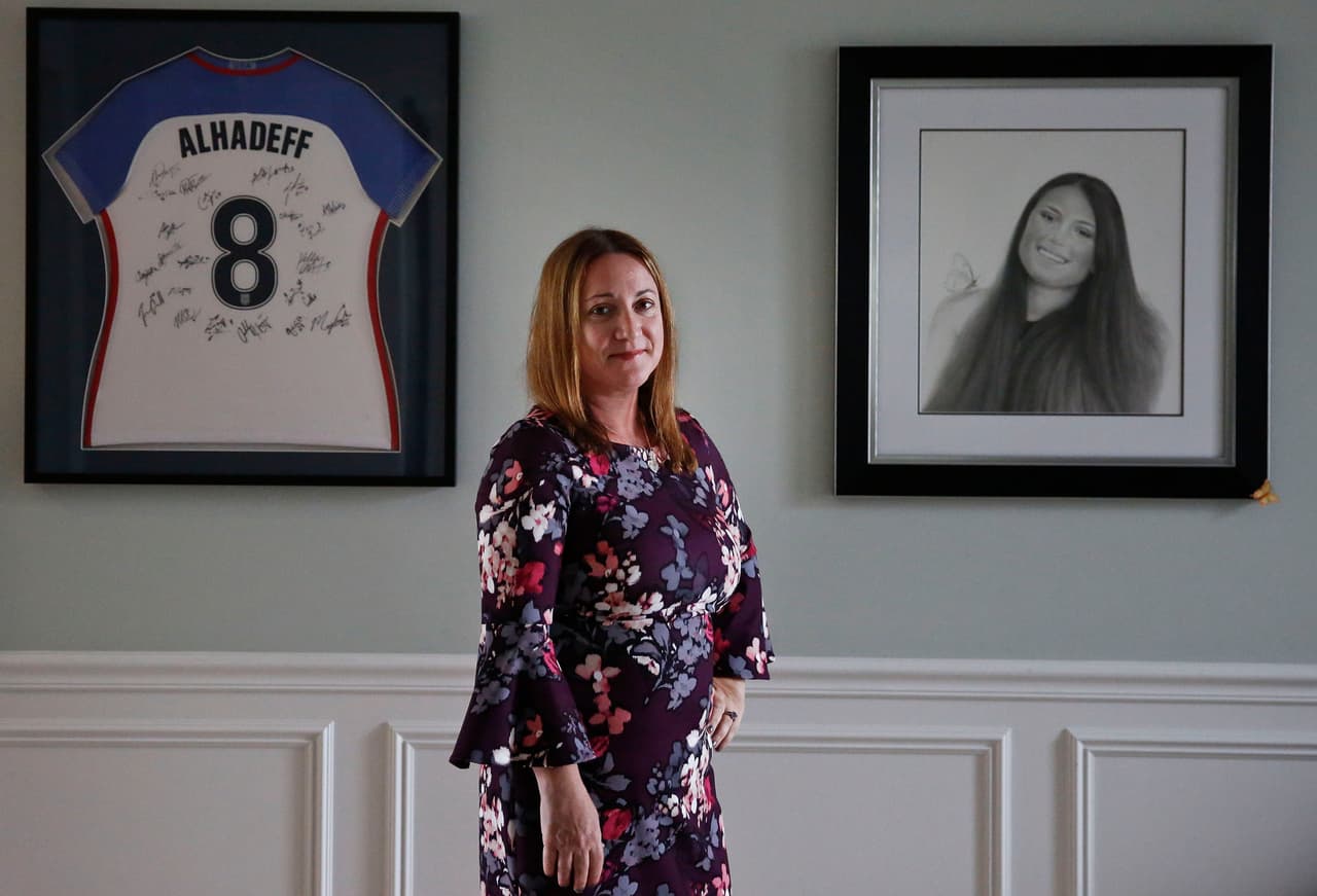 Lori Alhadeff delante de un retrato de Alyssa y su uniforme deportivo en su casa de Parkland, Florida. "Para mí, honestamente todavía es 14 de febrero de 2018", dijo a la agencia AP. "No está realmente establecido que esto sea una realidad para mí. Aún siento que Alyssa va a llegar a casa. Que está en su juego de fútbol y que en cualquier momento va a entrar por esa puerta”, aseguró.