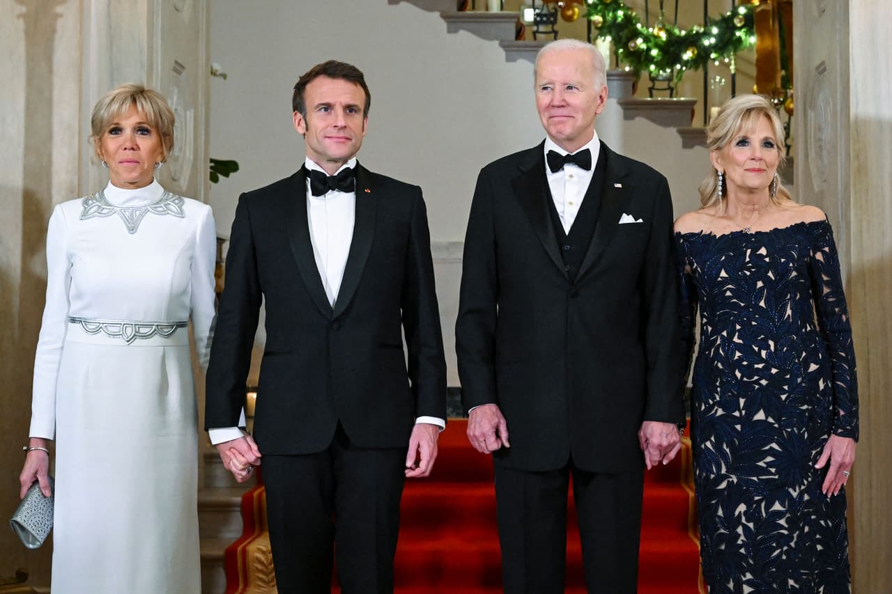 Jill Biden lució un vestido de Oscar de la Renta que mostraba sus hombros, mientras que Brigitte Macron portó un traje blanco de cuello alto confeccionado por Louis Vuitton, detalló la agencia AP. Cuando se disponían a entrar al salón donde se realizó la cena, Jill Biden le dijo a los Macron: “¡Disfruten la velada!”