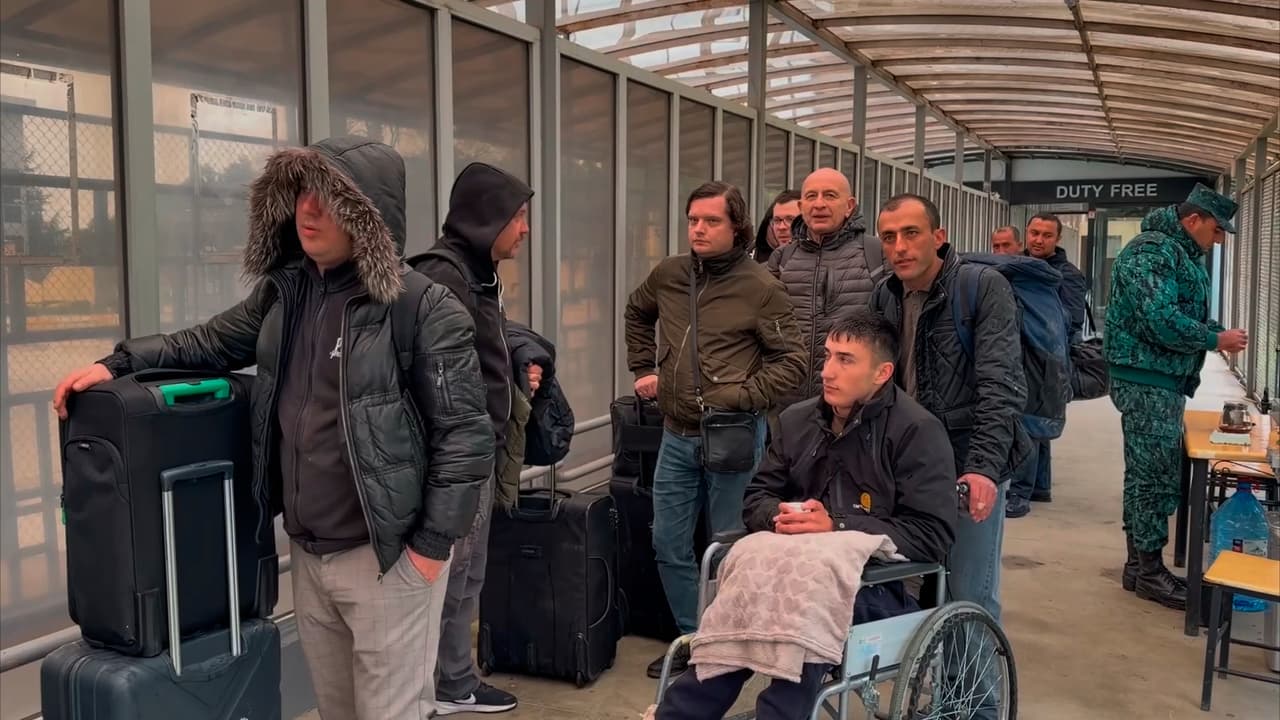 Personas que salen de Irán luego de los ataques de Estados Unidos e Israel.