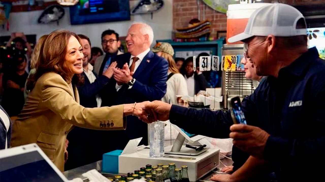 Ordenó tamales rojos: Kamala Harris sorprende a una familia hispana al visitar su restaurante mexicano en Arizona