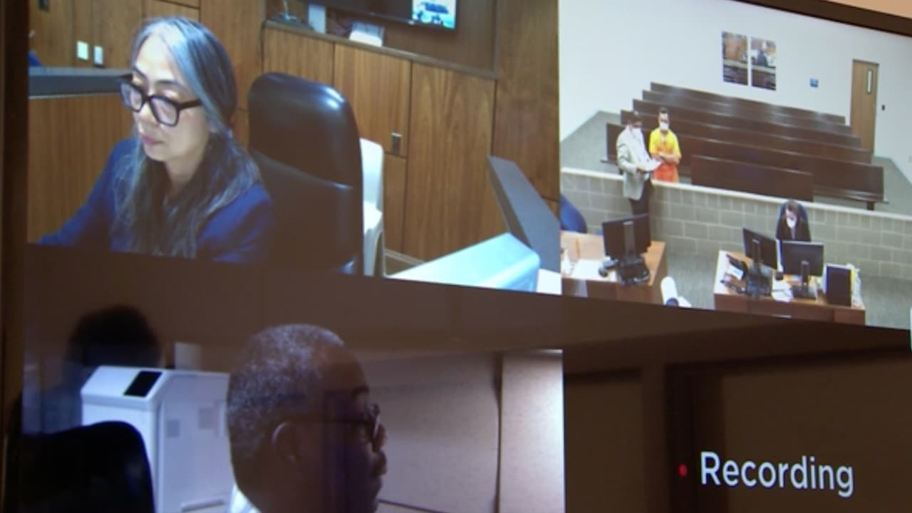 En la audiencia se informó que al forzar su entrada al cuarto, las autoridades hallaron al sospechoso y la pequeña en la cama, ella solo vestía una camisa y un pañal y él calzoncillos y una playera.