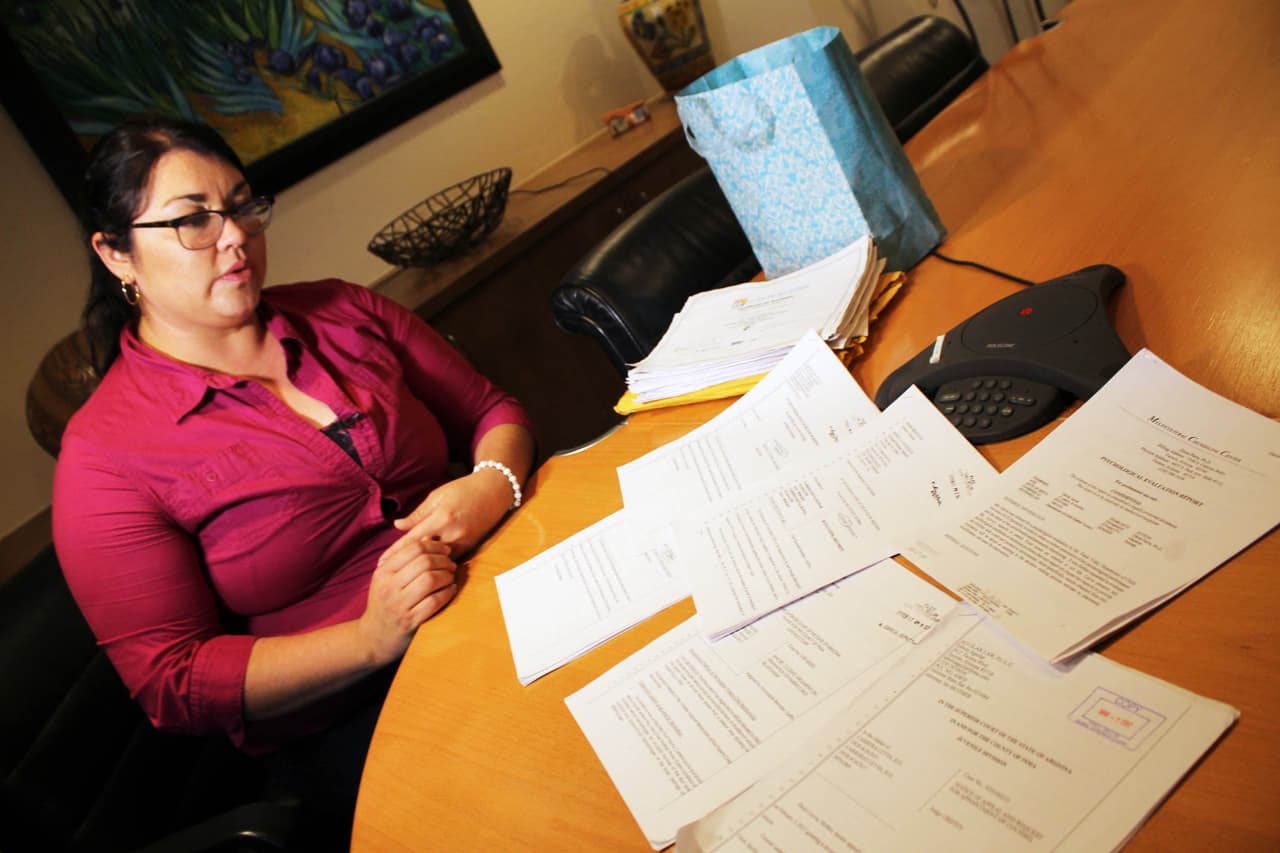 Denia tiene una bolsa donde guarda todos los documentos, reportes de policía, desde que fue víctima de violencia doméstica, hasta que perdió la custodia de sus hijas.