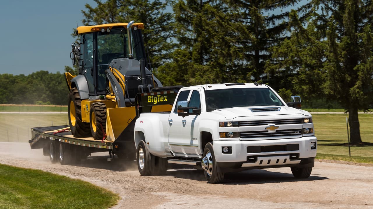<h3 class="cms-h3-H3">1. Chevrolet Silverado 3500 HD Crew Cab</h3>
<br>Se trata de la misma camioneta que ocupó el sexto lugar, pero con emblemas y respaldo Chevrolet. Al igual que en el caso de la pickup que ocupó el segundo lugar, los dueños de la pickup de trabajo pasado con capacidad de una tonelada y cabina doble de Chevrolet recorren un promedio de 18,400 millas por año. Sin embargo, la Chevrolet ocupa el primer lugar ya que el promedio de millas ocupadas en el odómetro de la Chevrolet supera por 100 millas al de la Ram (59,900 v 59,800). Carvana no distingue entre las camionetas HD con motor diésel o con motor a gasolina.
<br>
<br>La actual generación de la Chevrolet Silverado fue presentada en 2014 y será sustituida por un modelo nuevo en 2020.