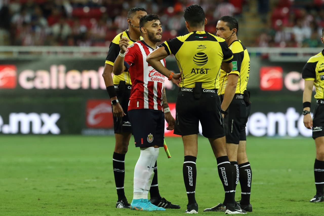 Chivas sigue sin ganar en el Apertura 2022 y ahora fue víctima de un arbitraje muy polémico y con el VAR que de poco ayudó a un partido que terminó con 10 hombres y ante un León que tampoco supo competir en los últimos minutos.