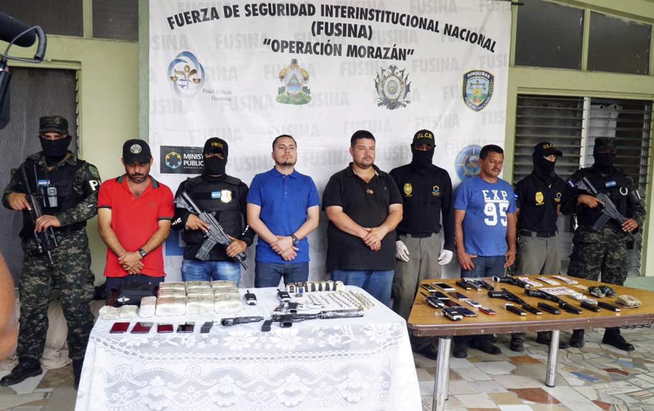 Cuatro hombres, entre ellos Nery Orlando López Sanabria (en medio, de camisa azul) fueron detenidos el 6 de junio 2018, con armas, dólares y joyas escondidos en un compartimento oculto dentro de un coche. López Sanabria es un narcotraficante que utilizaba identidades falsas después de fingir su propia muerte en 2015.